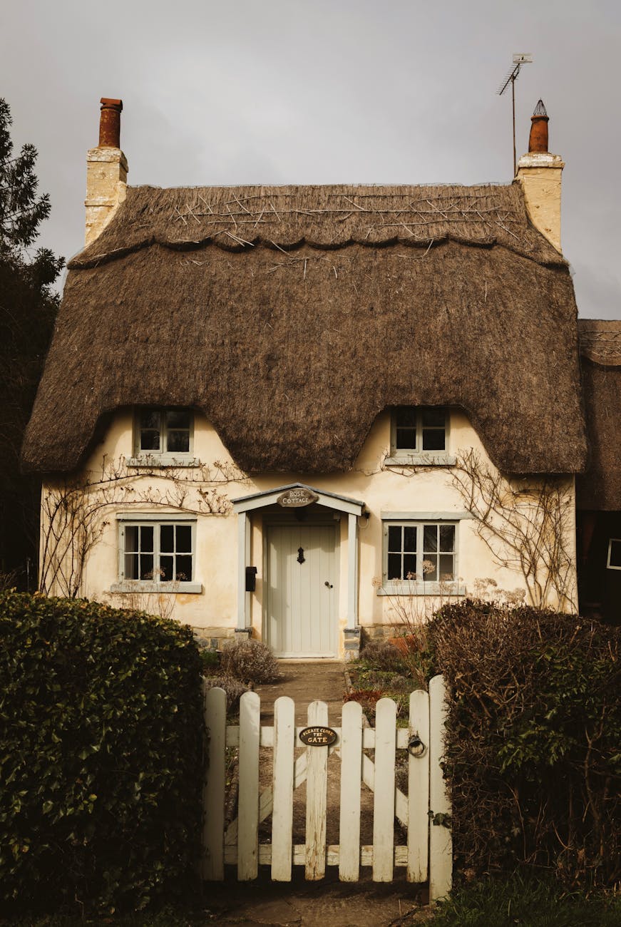 Picturesque thatched cottage in Cotswolds, England, showcasing traditional architecture.